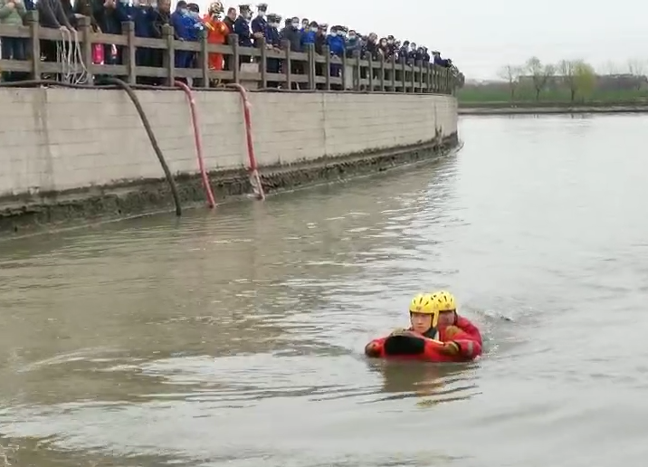 上海消防支隊丨R1水上救援機(jī)器人參與上海消防救援演練
